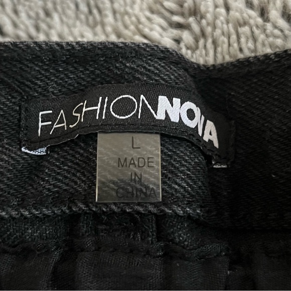 ✨ SOLD ✨ Fashion Nova | Palm Springs Belted Denim High-Waisted Shorts - Picture 3 of 3